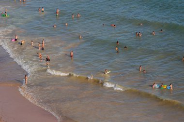 Albufeira 'daki Praia da Felesia' nın ünlü plajındaki insanlar. Bu plaj Algarve 'nin ünlü turistik bölgesinin bir parçasıdır..