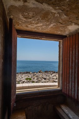 Bugio Deniz Feneri müfrezesi, Tagus Nehri 'nin kıyısındaki bir adada. Lizbon, Portekiz