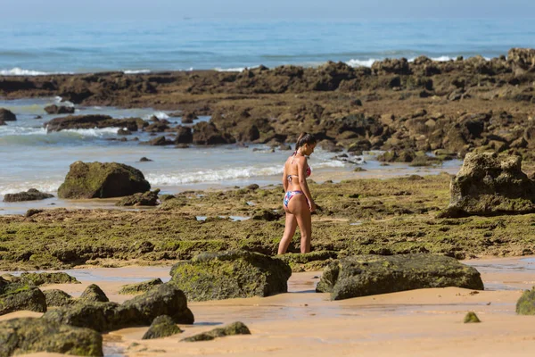 Albufeira Portugalia Ludzie Słynnej Plaży Olhos Agua Albufeira Znajduje Się — Zdjęcie stockowe