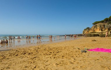 Albufeira 'daki ünlü Olhos de Agua plajındaki insanlar. Bu plaj Algarve 'nin ünlü turistik bölgesinin bir parçasıdır..