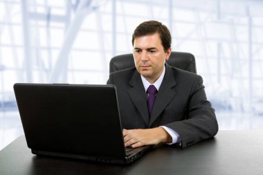 iş adamı ile çalışan dizüstü ofisinde olduğunu