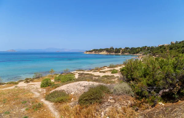 Yunanistan Saronik Körfezinde Akdeniz Berrak Mavi Sularıyla Aegina Adasının Kıyıları — Stok fotoğraf