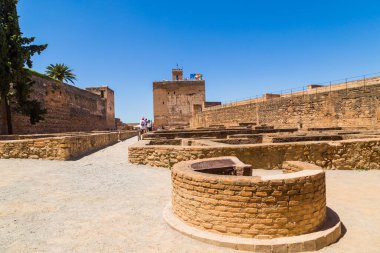 Granada, İspanya: Endülüs 'ün en çok ziyaret edilen yerlerinden biri olan Alcazaba de Granada askeri kalesini ziyaret eden insan ve turistlerin manzarası.