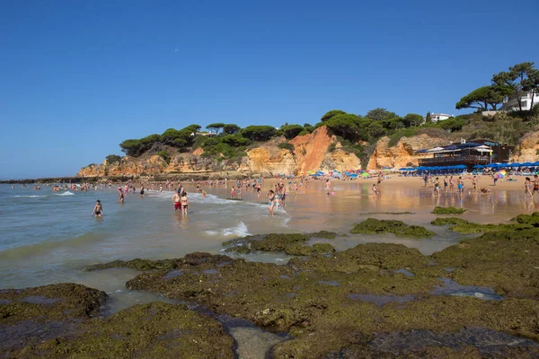 Albufeira Portugalsko Lidé Slavné Pláži Olhos Agua Albufeiře Tato Pláž — Stock fotografie