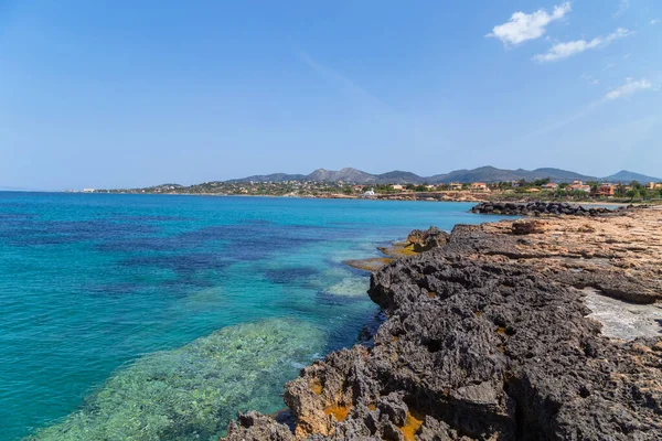 Yunanistan Saronik Körfezinde Akdeniz Berrak Mavi Sularıyla Aegina Adasının Kıyıları — Stok fotoğraf