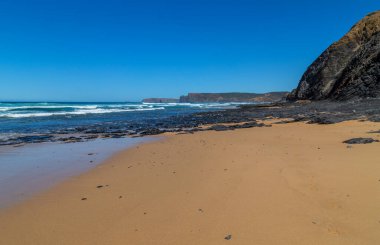 Portekiz, Algarve batı kıyısında güzel boş bir sahil.
