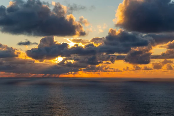 Zapierający Dech Piersiach Widok Morze Dramatycznym Zachodem Słońca Widziany Pięknego — Zdjęcie stockowe