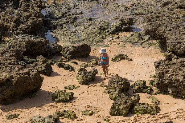 Albufeira Portugal Kvinna Vid Den Berömda Stranden Olhos Agua Albufeira — Stockfoto