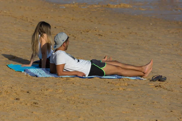 Albufeira Portugal Mensen Aan Het Beroemde Strand Van Olhos Agua — Stockfoto