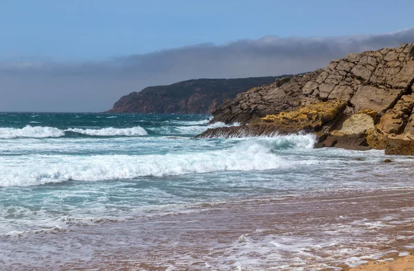 Море Пляжа Гинчо Голубым Небом Заднем Плане Кашкайш Португалия — стоковое фото
