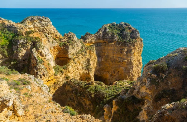 Portekiz, Lagos yakınlarındaki Ponta da Piedade kayalıkları. Portekiz, Algarve 'de doğal kaya oluşumlarıyla güzel bir deniz manzarası.
