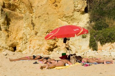 Albufeira 'daki ünlü Olhos de Agua plajındaki insanlar. Bu plaj Algarve 'nin ünlü turistik bölgesinin bir parçasıdır..