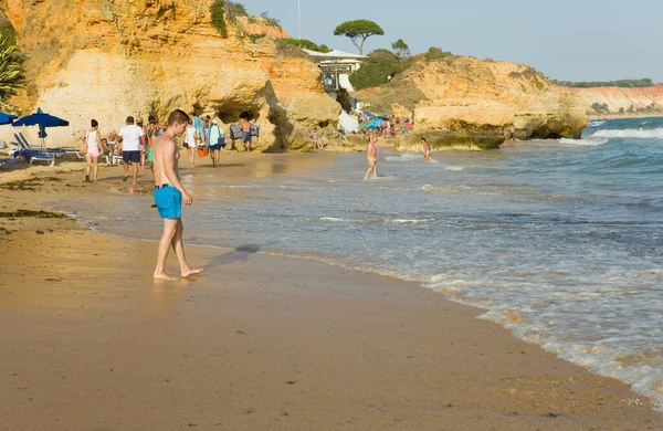 Albufeira Portugal Pessoas Famosa Praia Olhos Água Albufeira Esta Praia — Fotografia de Stock