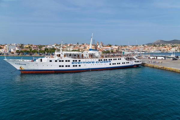 Pireas Greece Ferry Boats Cruise Ships Docking Port Piraeus Greece — Stock Photo, Image