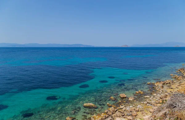 Kust Van Het Eiland Aegina Met Helder Blauw Water Van — Stockfoto