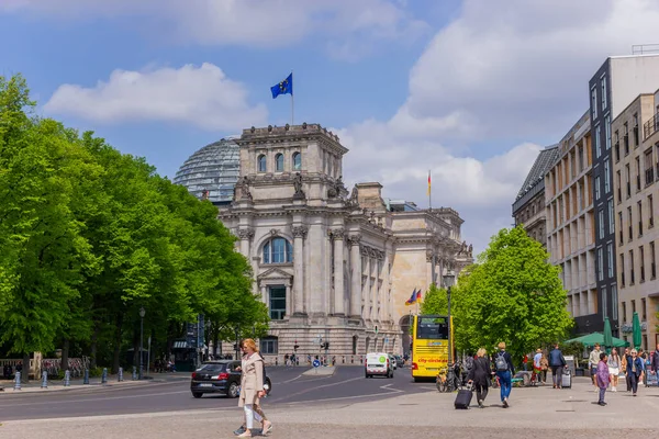 Berlin Germany Tourists Walk Reichstag Area Berlin Germany More Million — Stok fotoğraf