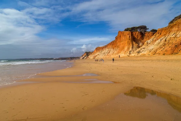 Albufeira Algarve Portugalsko Turisté Užívají Slunce Pláži Albufeira Algarve Portugalsko — Stock fotografie