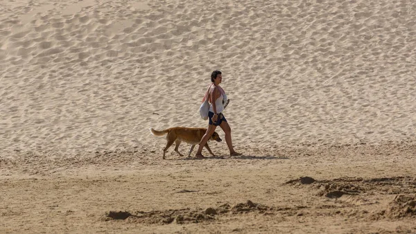 Praia Bordeira ポルトガル プライア ボルデイラの有名なビーチの砂丘で女性 このビーチはアルガルヴェの有名な観光地の一部です — ストック写真