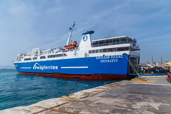 Pireas Greece Ferry Boats Cruise Ships Docking Port Piraeus Greece — Stock Photo, Image