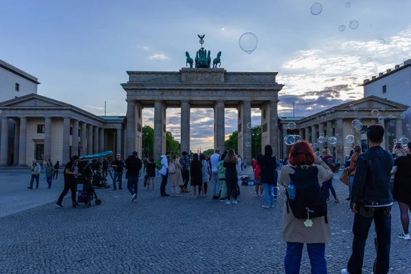 Βερολίνο Γερμανία Πλατεία Branderburger Tor Gates Κόσμο Στο Τέλος Της — Φωτογραφία Αρχείου