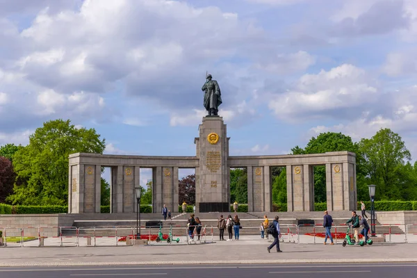 เบอร เยอรม สรณ สถานสงครามโซเว Tiergarten สรณ สถานโซเว ทหารท าในสงครามเบอร — ภาพถ่ายสต็อก