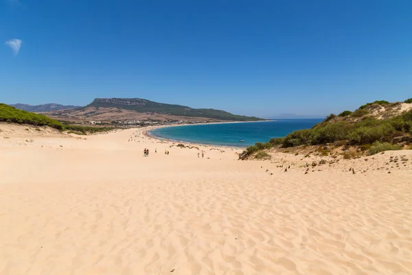 Tarifa Spanya Playa Bolonia Plajı Yürüyen Turistler Tarifa Cadiz Bozulmamış — Stok fotoğraf