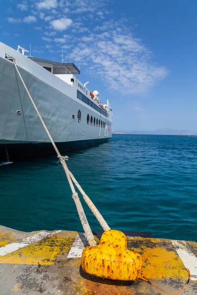 Pireas Greece: Feribot gemileri Pire Yunanistan limanına yanaşıyor. Pire limanı Avrupa 'daki en büyük yolcu limanıdır ve dünyanın en büyük üçüncü limanıdır..