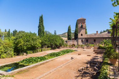 Alhambra 'daki Alcazaba Kalesi' nin antik duvarlarındaki saray. Granada.