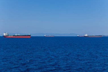 Atina, Yunanistan: Pireus limanı dışında ticaret gemileri ve kargo gemileri. Yunanistan