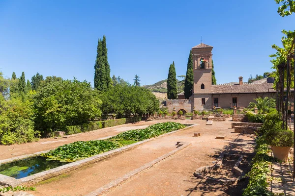Alhambra 'daki Alcazaba Kalesi' nin antik duvarlarındaki saray. Granada.