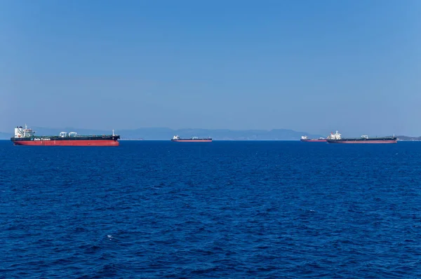 Atina, Yunanistan: Pireus limanı dışında ticaret gemileri ve kargo gemileri. Yunanistan