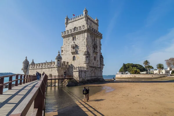 Lizbon, Portekiz: Lizbon, Portekiz 'in en popüler turistik merkezlerinden biri olan Belem kulesi yakınlarındaki turistler. 16. yüzyılın başlarında inşa edilmiş.