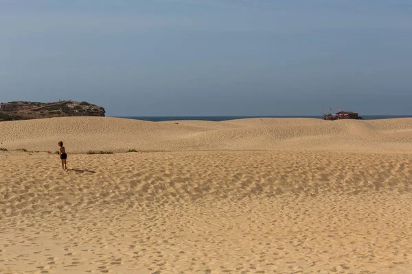 Praia Bordeira Portugal Pessoas Nas Dunas Famosa Praia Bordeira Esta — Fotografia de Stock