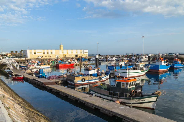 Sesimbra, Portekiz: Portekiz 'in Susimbra limanının ve köyünün renkli balıkçı tekneleriyle manzarası