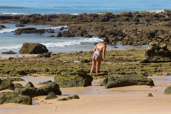 Albufeira Portugal คนท ชายหาดท อเส ยงของ Olhos Agua Albufur ชายหาดน — ภาพถ่ายสต็อก