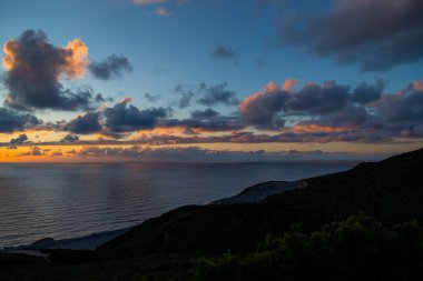 Portekiz'de Cabo Mondego'da güzel ve rustik bir bakış açısından görülen dramatik gün batımı ile denizin nefes kesen manzarası.