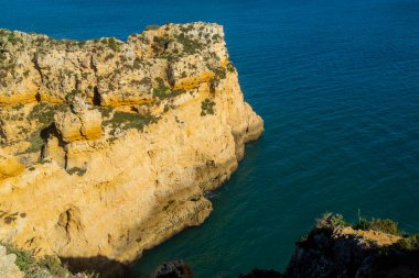 Portekiz, Lagos yakınlarındaki Ponta da Piedade kayalıkları. Portekiz, Algarve 'de doğal kaya oluşumlarıyla güzel bir deniz manzarası.