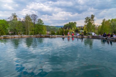 Vysne Ruzbachy, Slovakya: Spa Vysne Ruzbachy yakınlarındaki gölde yaşayan gençler. Slovakya.