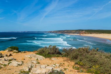 Portekiz, Algarve batı kıyısında güzel boş bir sahil.