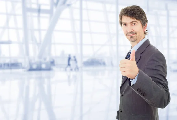 Joven Hombre Negocios Pulgar Hacia Arriba Oficina — Foto de Stock