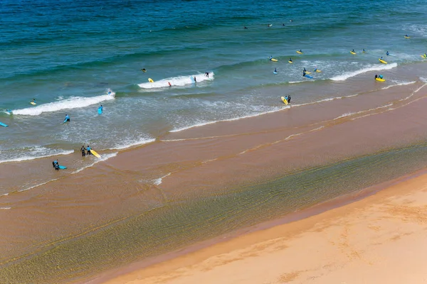 Sagres Portugal Zicht Surfers Zandstrand Bij Sagres Dorp Algarve Portugal — Stockfoto