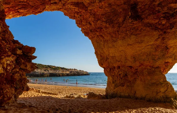 Ferragudo Portugal Hermoso Paisaje Marino Con Playa Cueva Océano Playa — Foto de Stock