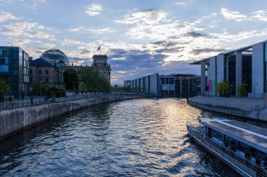 Berlin, Almanya - Berlin 'deki Reichstag Spree Nehri kıyısında. Reichstag, Alman Bundestag 'ının merkezidir..