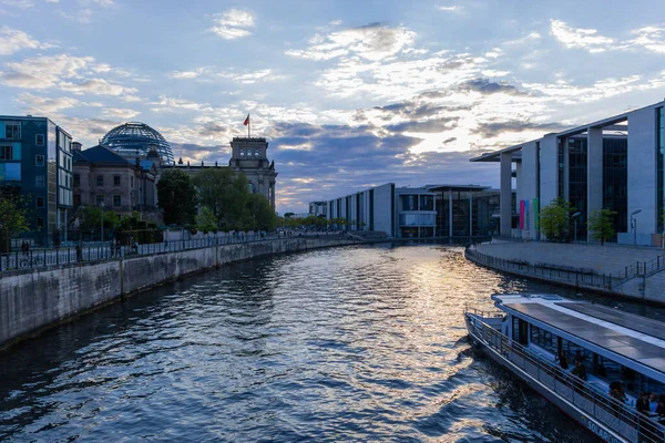 Βερολίνο Γερμανία Ράιχσταγκ Στο Βερολίνο Στις Όχθες Του Ποταμού Σπρέε — Φωτογραφία Αρχείου