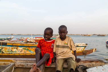 Dakar, Senegal: İki mutlu çocuk, sahilde ayakta duruyor