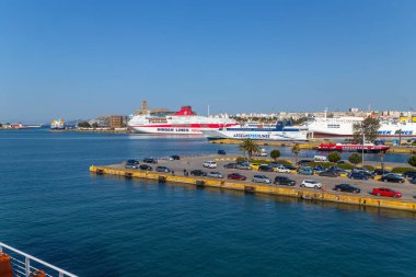 Pireas Greece: Feribot gemileri Pire Yunanistan limanına yanaşıyor. Pire limanı Avrupa 'daki en büyük yolcu limanıdır ve dünyanın en büyük üçüncü limanıdır..
