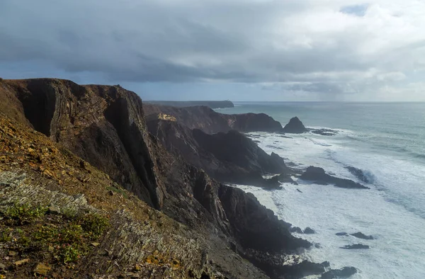 Algarve Batı Sahili 'ndeki uçurumlar, Arrifana, Portekiz yakınlarında.