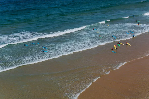 Sagres Portugal Zicht Surfers Zandstrand Bij Sagres Dorp Algarve Portugal — Stockfoto