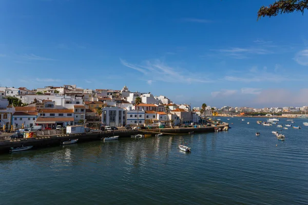 Ferragudo Portugal Vista Cidade Branca Com Barcos Ancorados Primeiro Plano — Fotografia de Stock