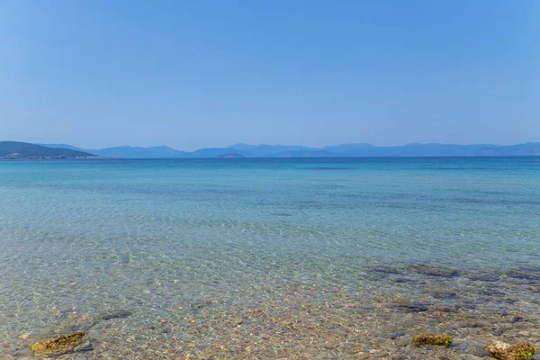埃吉纳岛海岸 位于希腊萨龙湾 地中海清澈蔚蓝的水域 — 图库照片